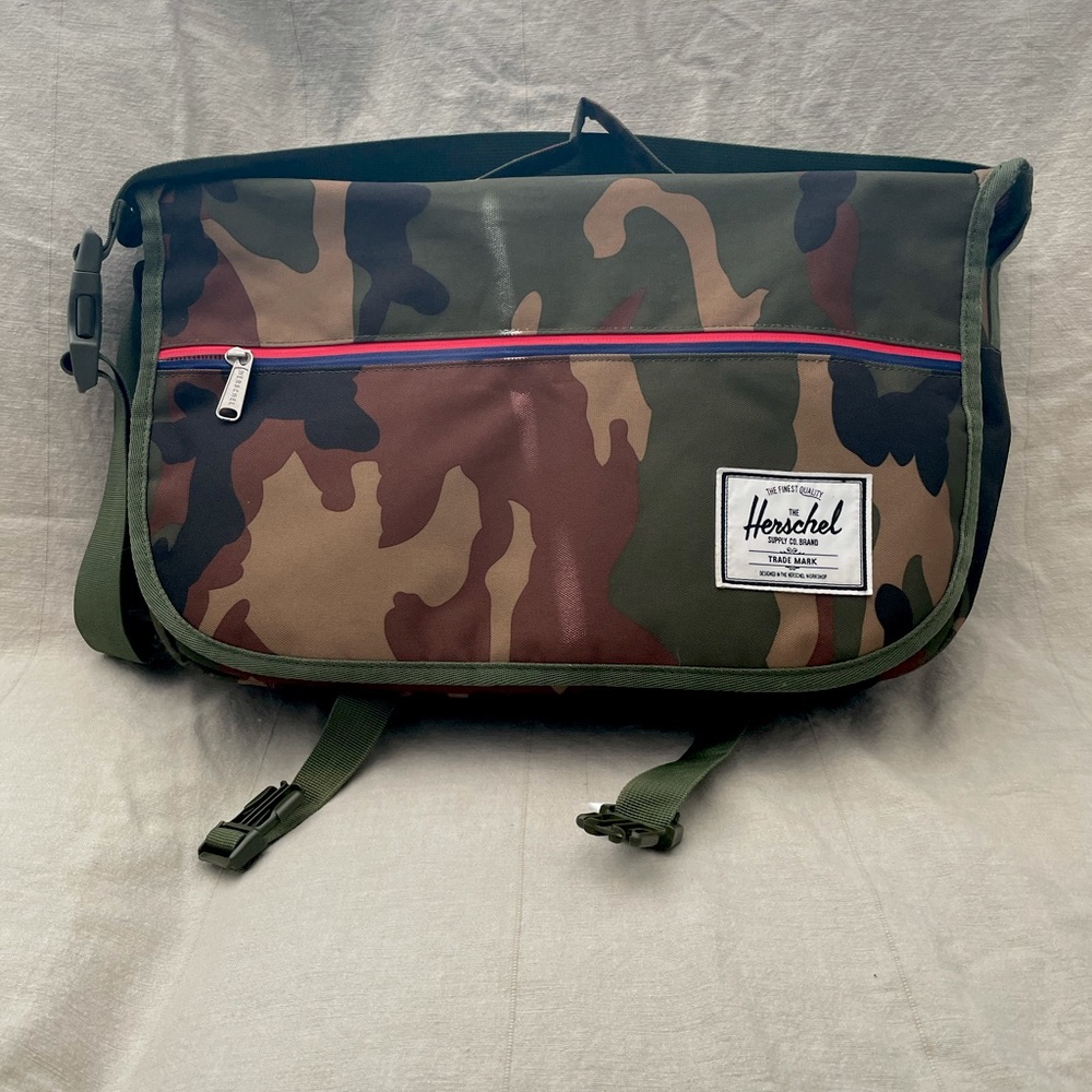 HERSCHEL Camo Pop Quiz Messenger Bag